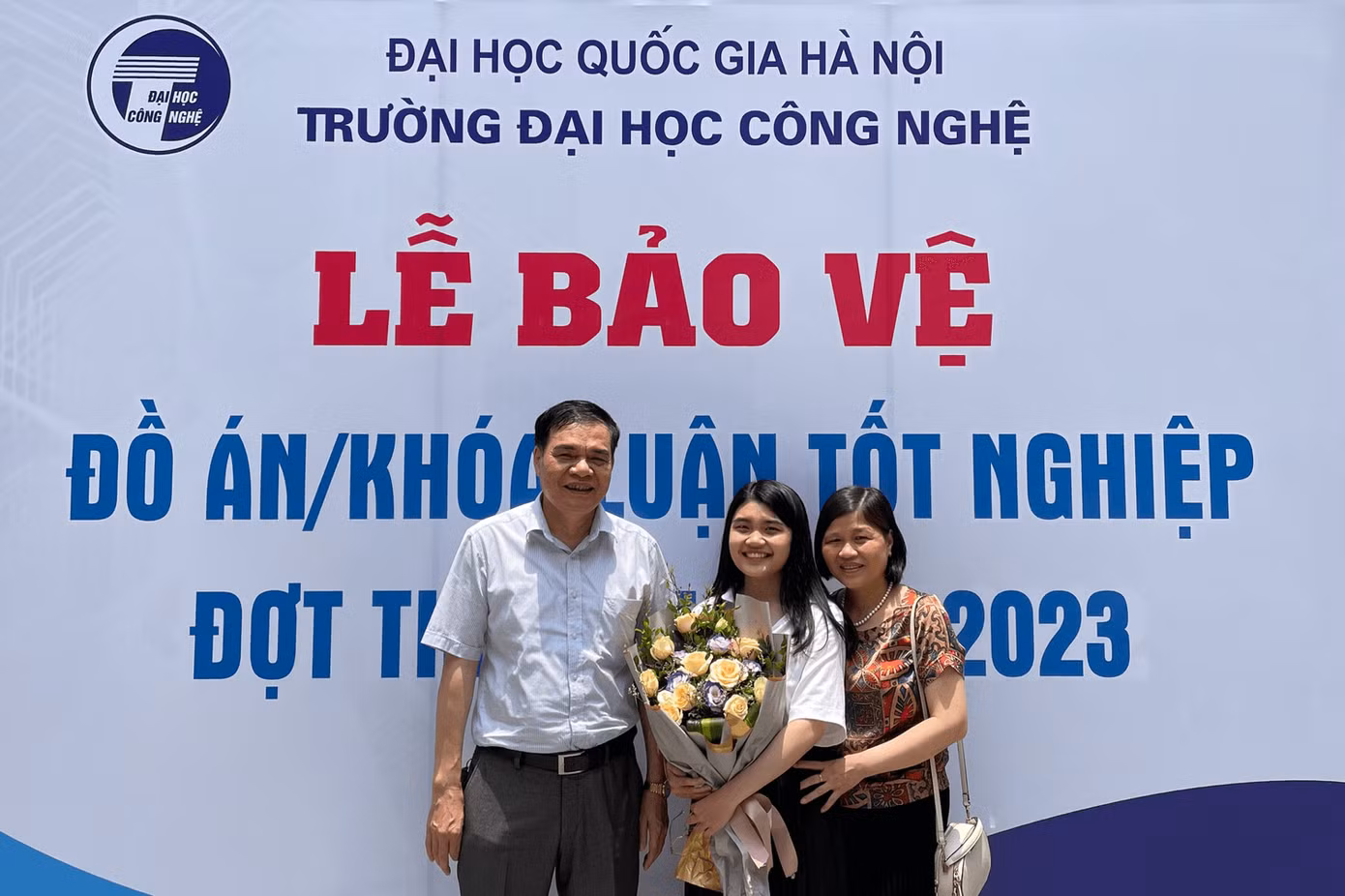 Ngân Hà cùng bố mẹ tại buổi bảo vệ khóa luận. Ngân Hà cùng bố mẹ tại buổi bảo vệ khóa luận.