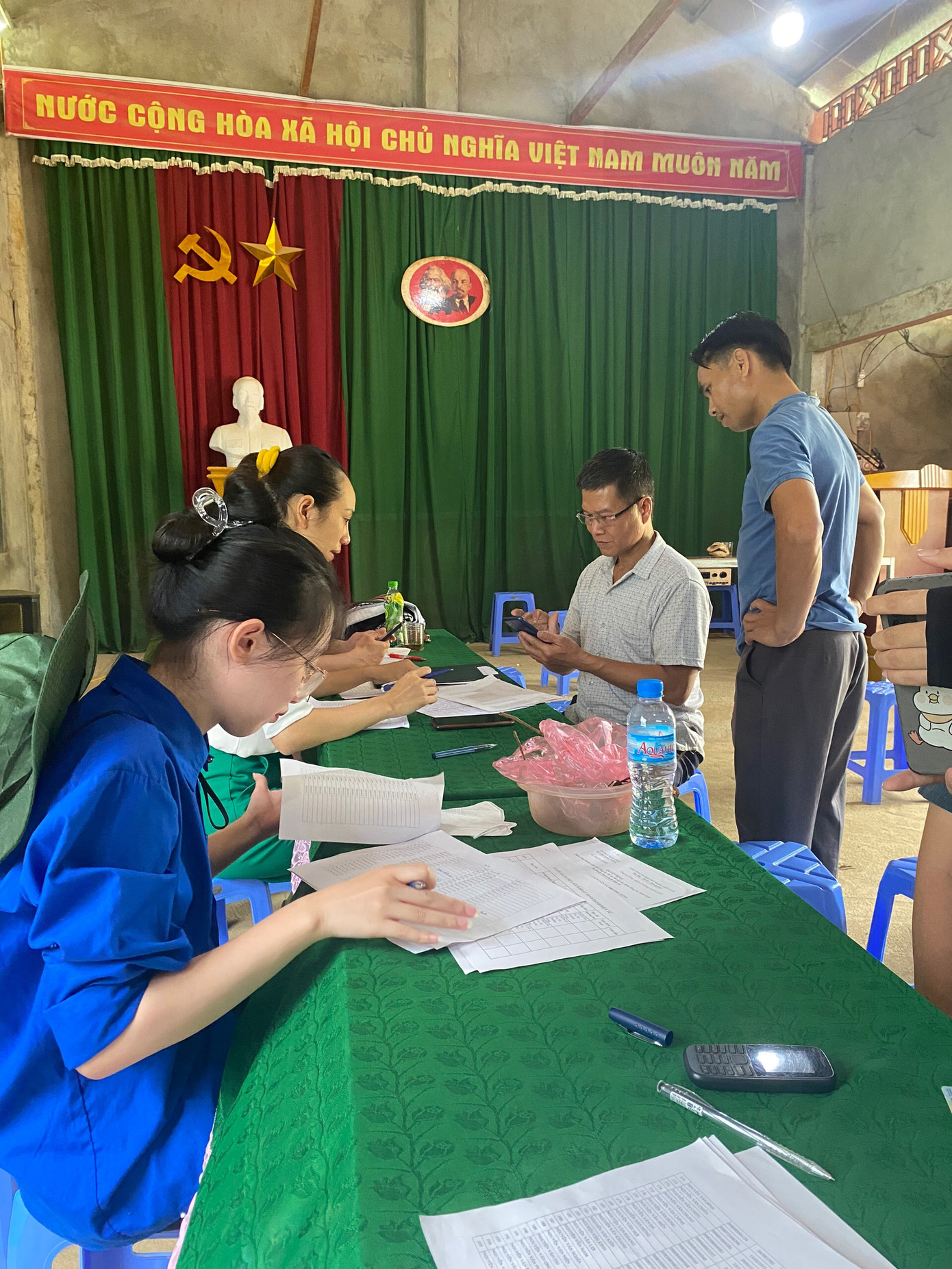 Hỗ trợ bà con nhân dân đăng ký, kích hoạt định danh điện tử.