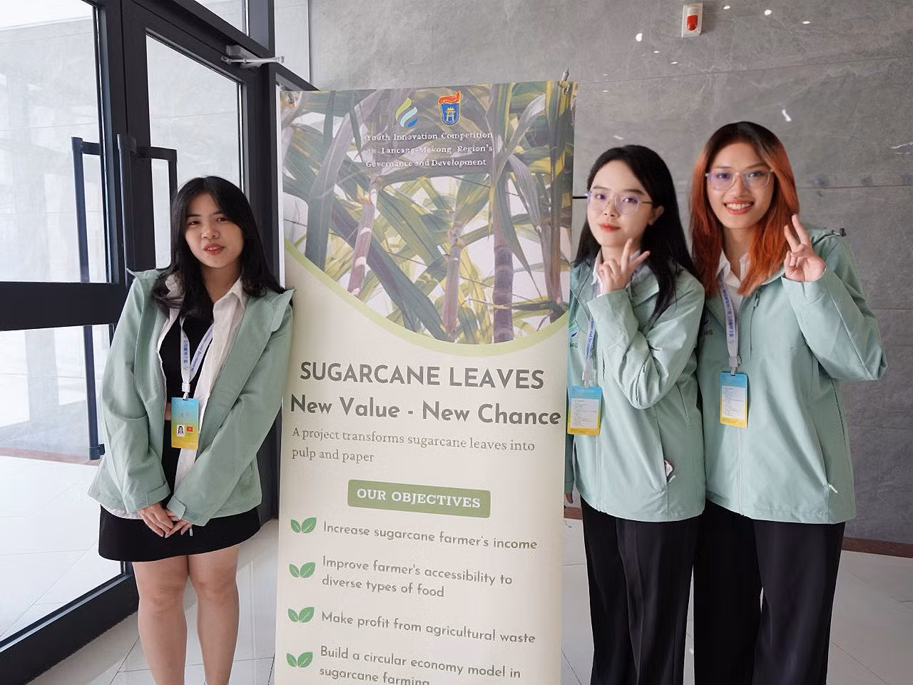 Các thành viên của nhóm (từ trái qua) trước poster thuyết trình đề án: Hải Yến, Ngọc Lan và Trà My.