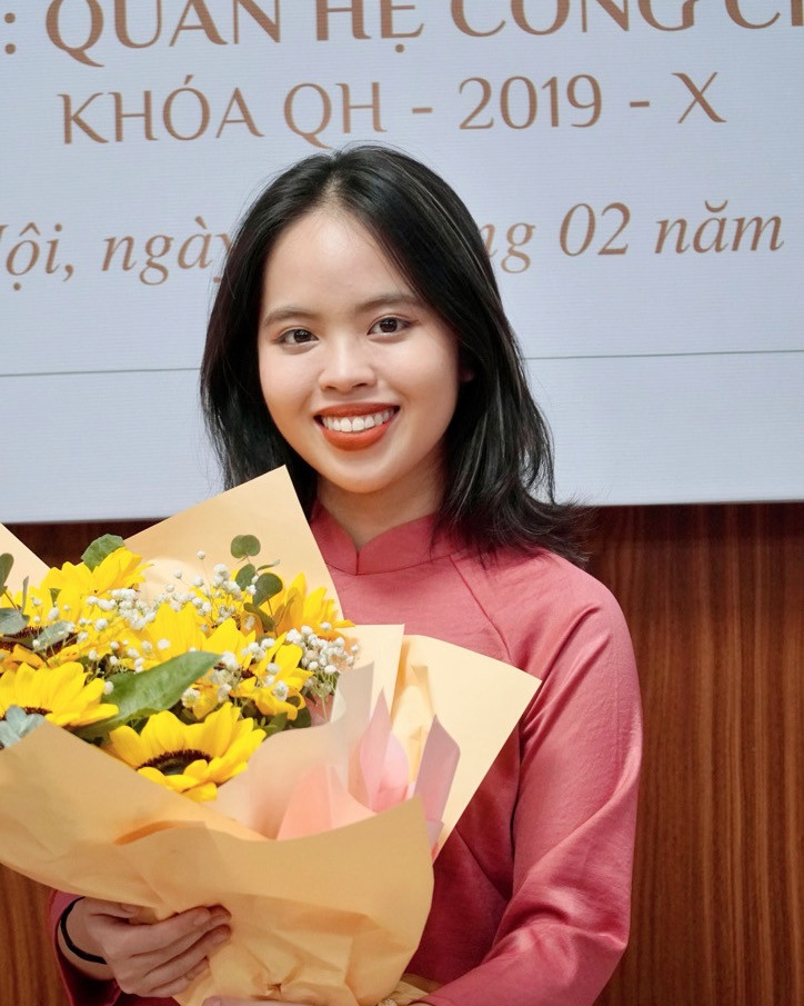 Châu Giang trong ngày bảo vệ khoá luận tốt nghiệp ngành Quan hệ công chúng.