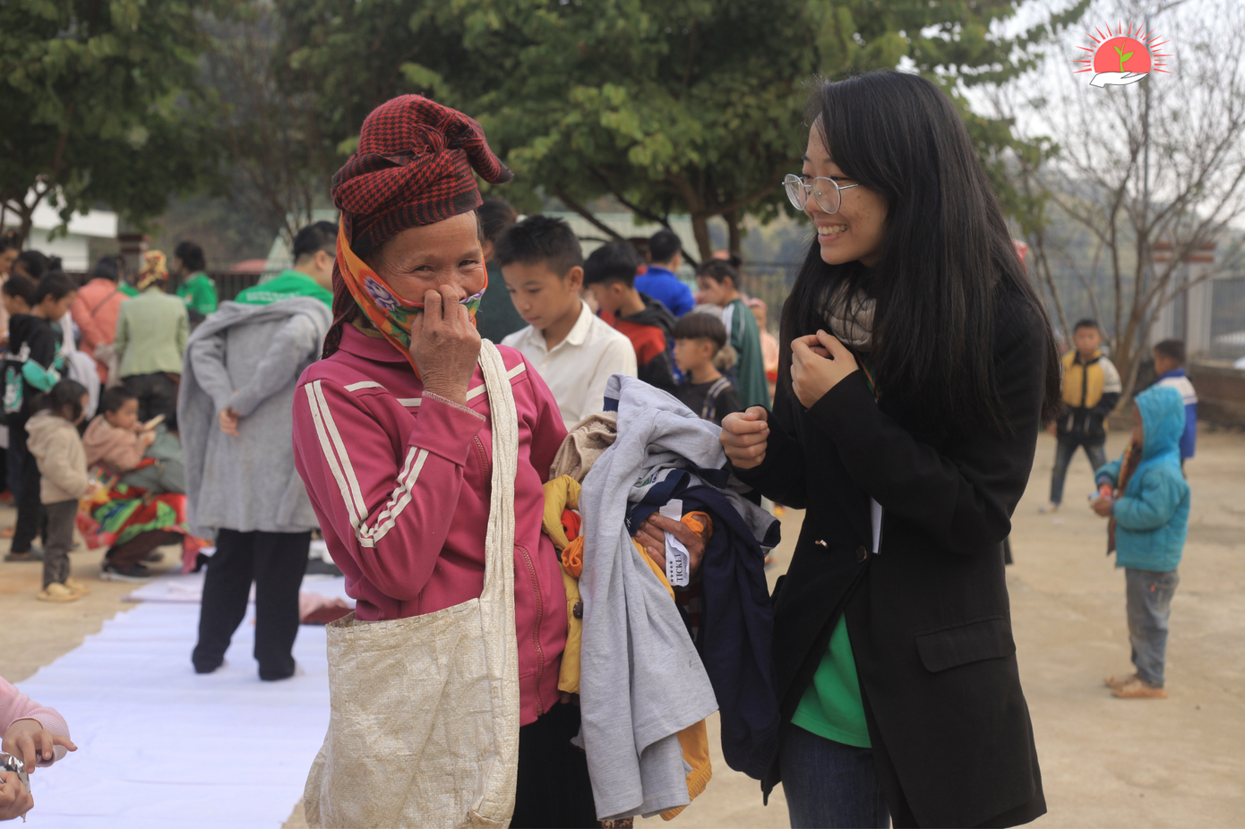 Phương Lan phỏng vấn người dân xã Nậm Mằn tới “ Phiên chợ 0đ” nhận áo ấm mùa đông.