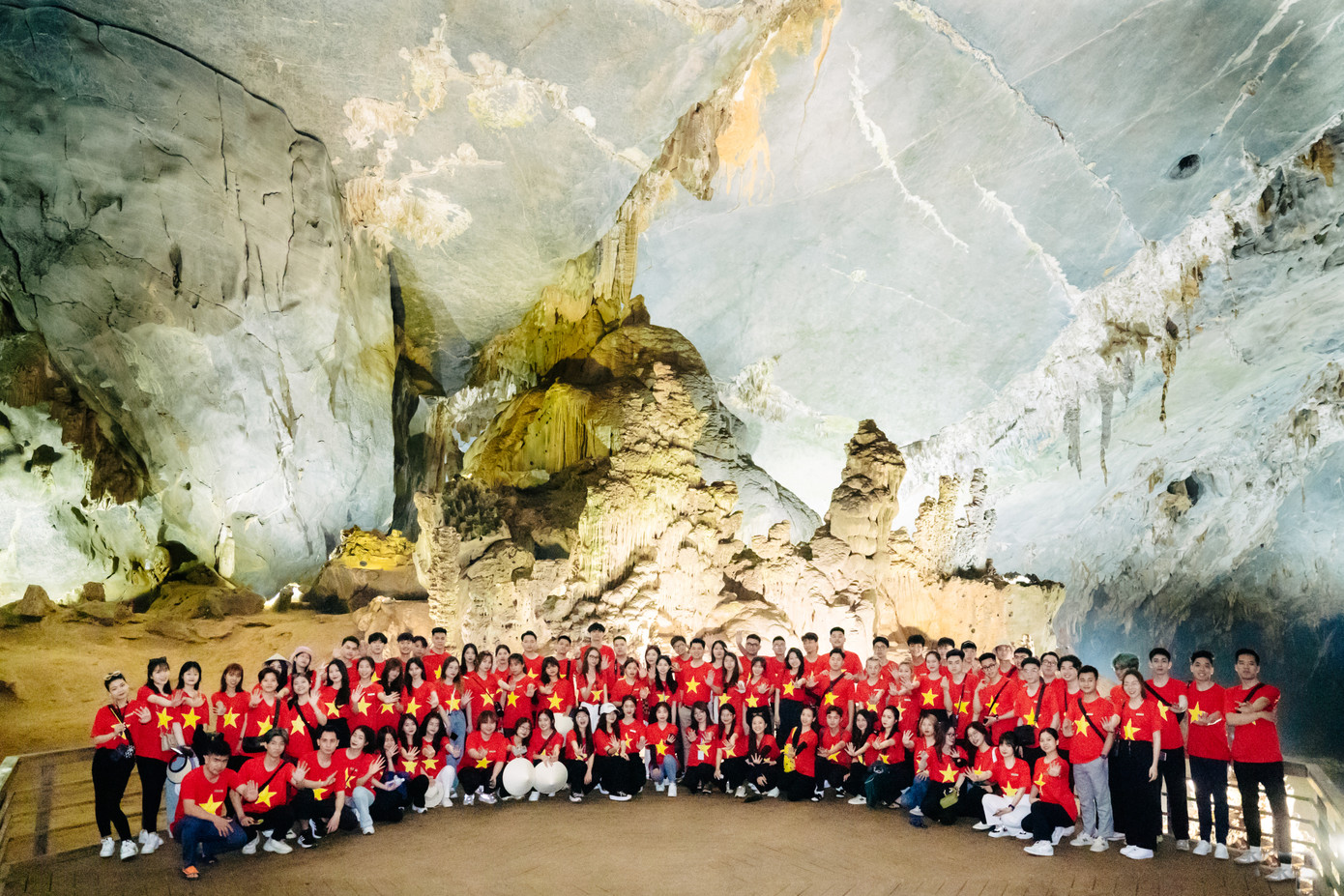 Đoàn thực hành tìm hiểu tại Động Phong Nha - di sản thiên nhiên thế giới, tỉnh Quảng Bình.