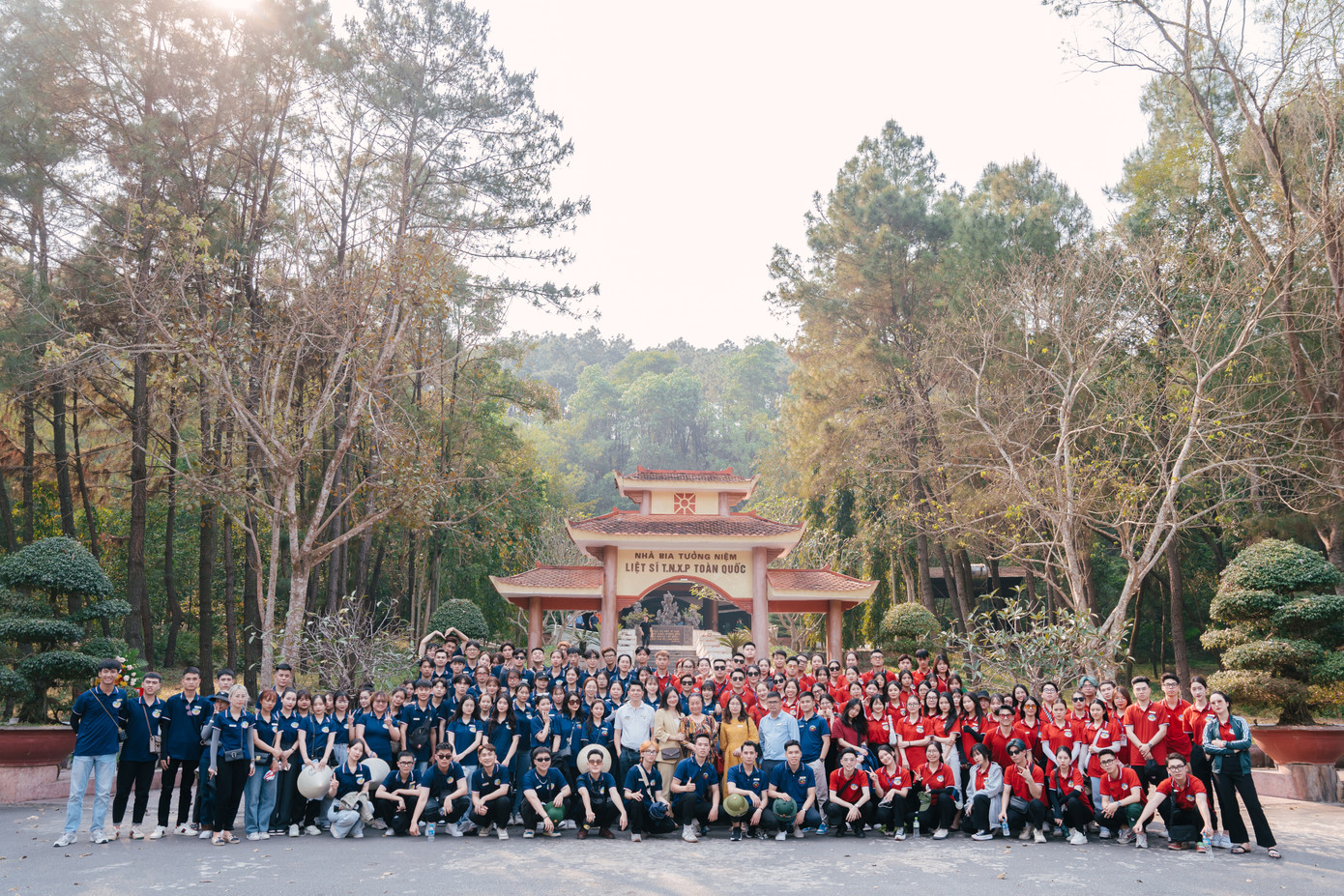 Đoàn sinh viên Đại học Phương Đông tham quan và dâng hương tưởng niệm tại Khu di tích lịch sử Thanh niên xung phong Ngã ba Đồng Lộc, tỉnh Hà Tĩnh.