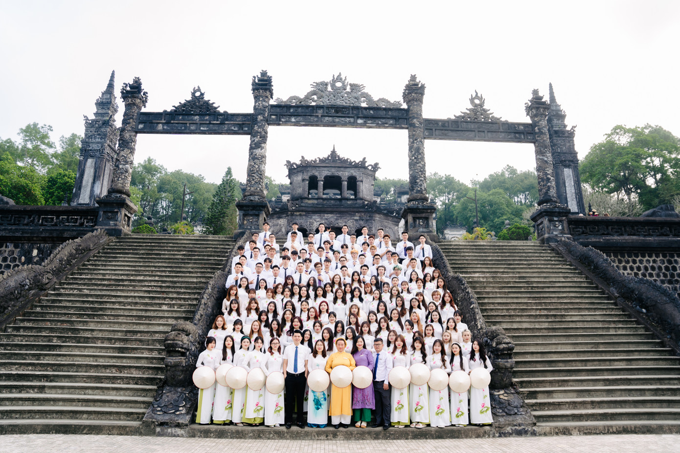 Thầy và trò chụp kỷ niệm cùng áo dài tại Di tích Lăng Khải Định - Huế.