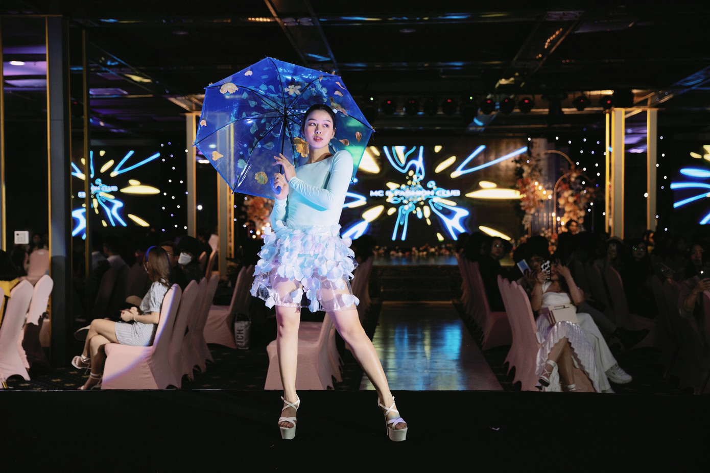 Cô tham gia catwalk tại FTU Fashion Show 2022.