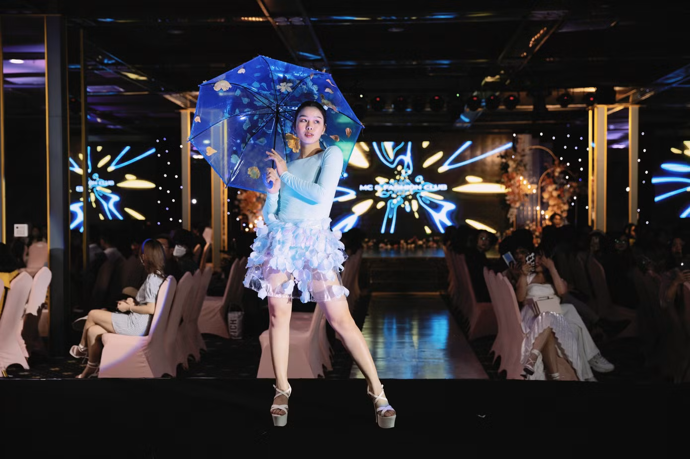 Cô tham gia catwalk tại FTU Fashion Show 2022.
