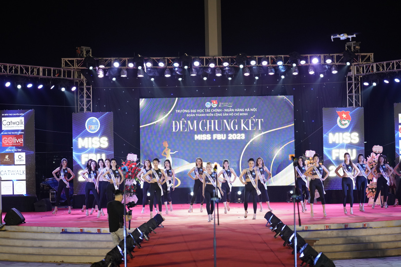 Màn chào sân trình diễn trang phục thể thao vô cùng ấn tượng của Top 21 thí sinh. Màn chào sân trình diễn trang phục thể thao vô cùng ấn tượng của Top 21 thí sinh.