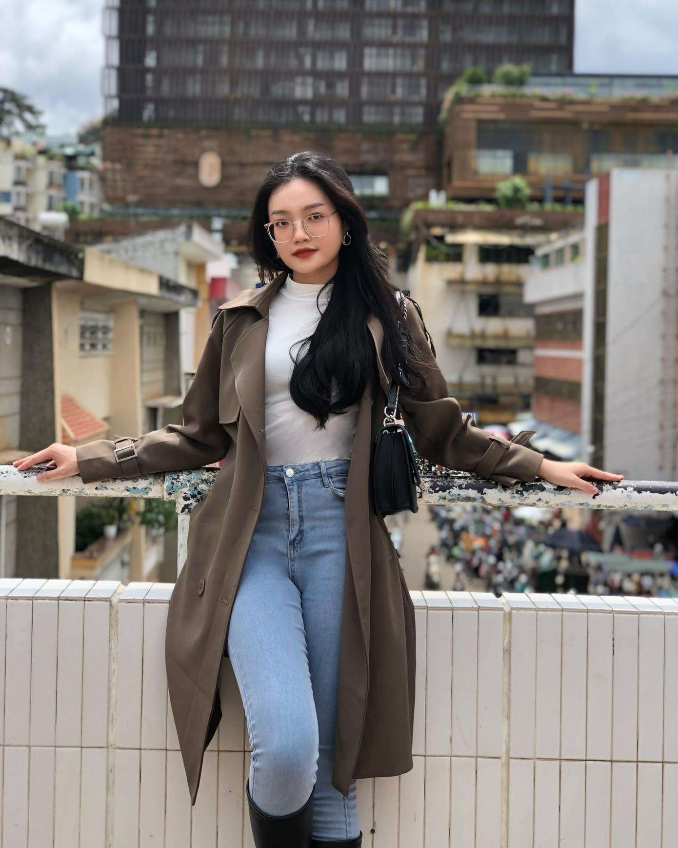 Linh muốn sống như những đóa hoa hướng dương, rạng rỡ, chói chang, làm lu mờ tất cả ánh nhìn không tốt.