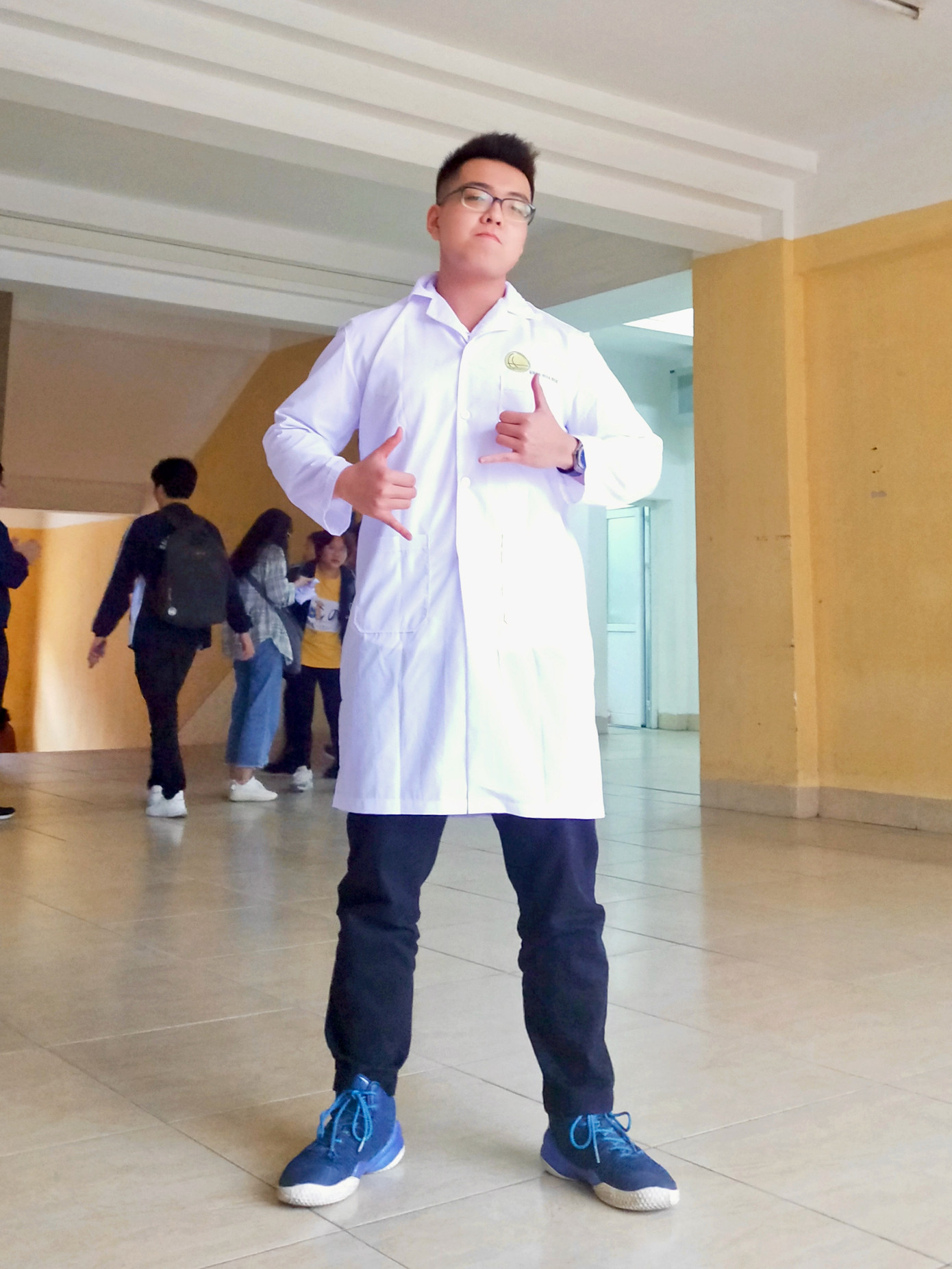 Quang Bảo khoe trang phục của phòng thí nghiệm ở khoa Hoá học.