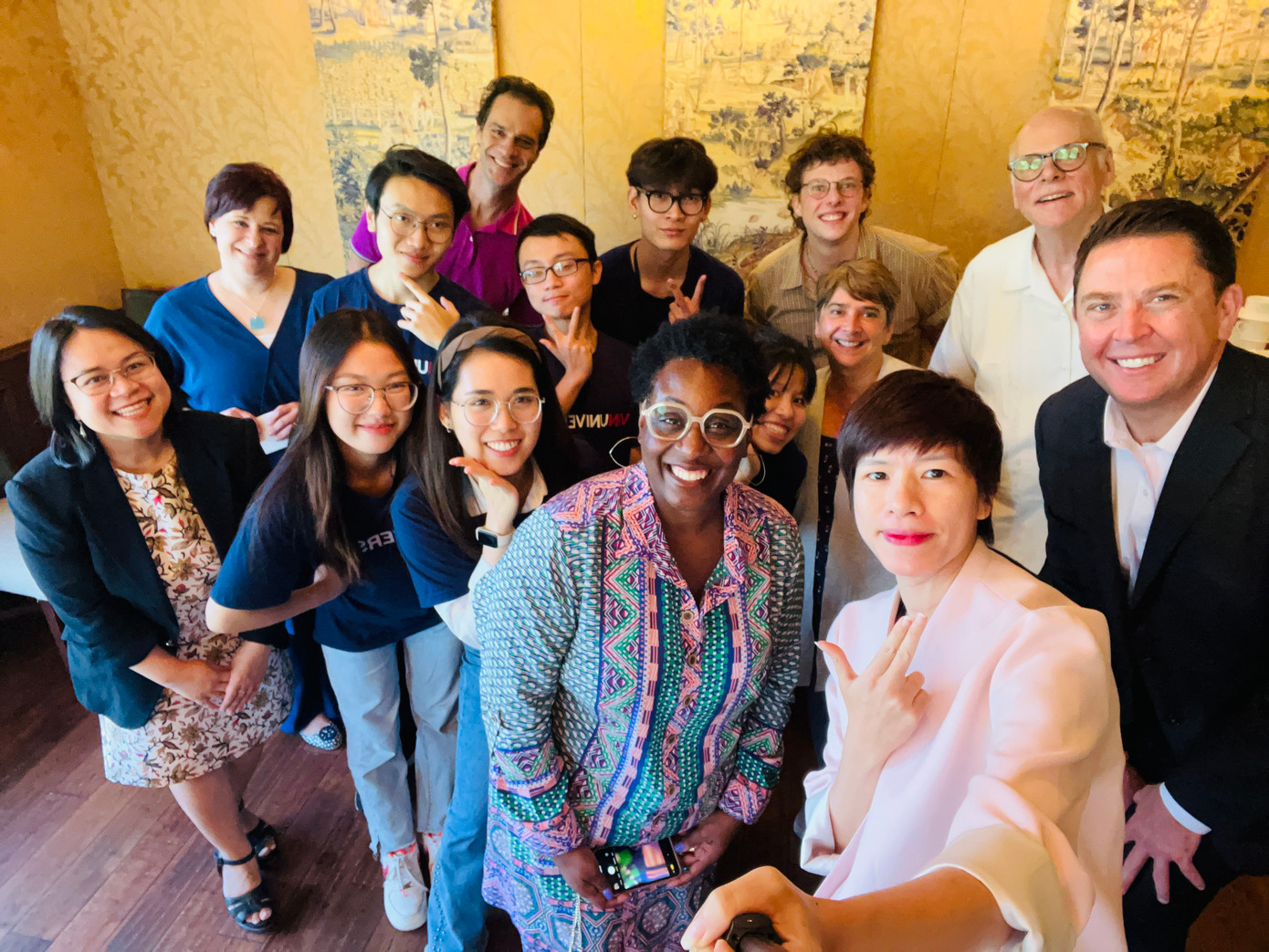 Thu Hà chụp ảnh cùng đoàn Vinuni và các thầy cô lãnh đạo Công tác Sinh viên tại Cornell.