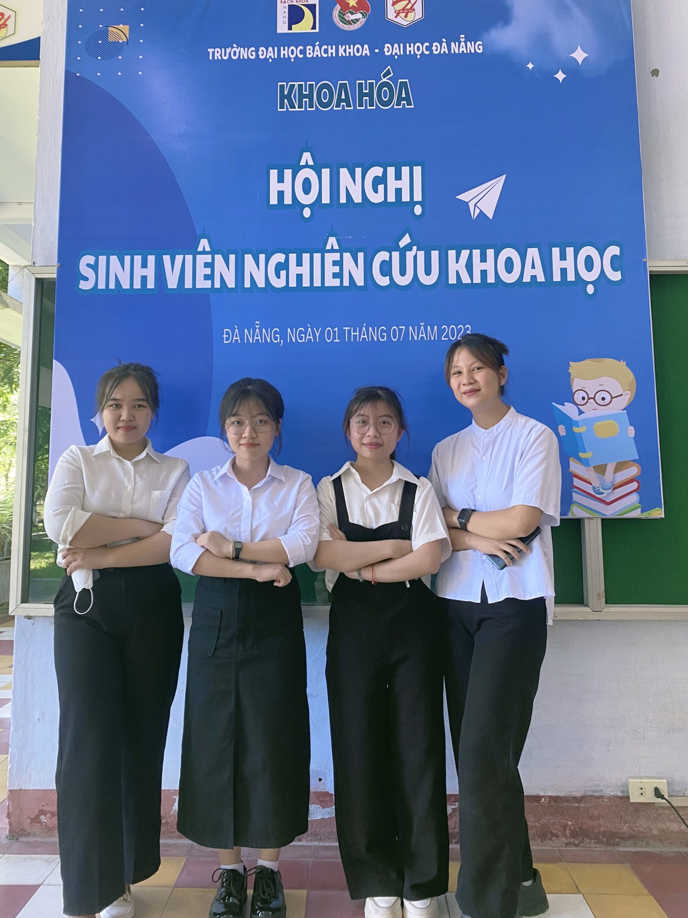 Tích cực tham gia các hoạt động nghiên cứu khoa học. Tích cực tham gia các hoạt động nghiên cứu khoa học.