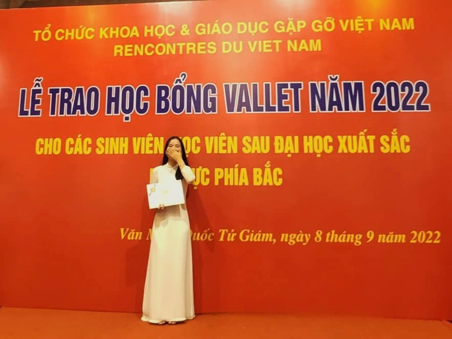 Suốt thời gian đại học, cô giành được tổng cộng gần 10 học bổng các loại. Suốt thời gian đại học, cô giành được tổng cộng gần 10 học bổng các loại.