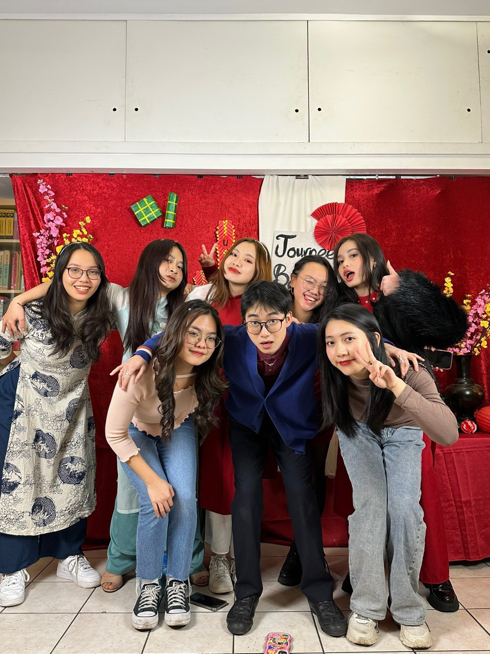 Phương Linh cùng những người bạn trong Hội Thanh niên Sinh viên Việt Nam tại Paris.