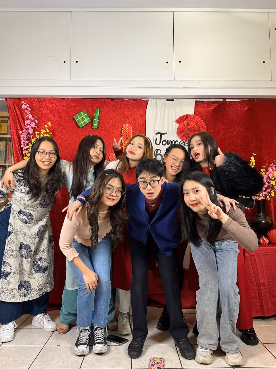 Phương Linh cùng những người bạn trong Hội Thanh niên Sinh viên Việt Nam tại Paris. Phương Linh cùng những người bạn trong Hội Thanh niên Sinh viên Việt Nam tại Paris.