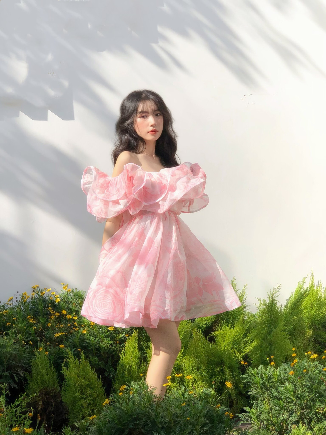 Sở hữu gương mặt khả ái cùng vóc dáng chuẩn mẫu, ngoài việc học cô nàng còn bén duyên với nghề mẫu ảnh. Sở hữu gương mặt khả ái cùng vóc dáng chuẩn mẫu, ngoài việc học cô nàng còn bén duyên với nghề mẫu ảnh.