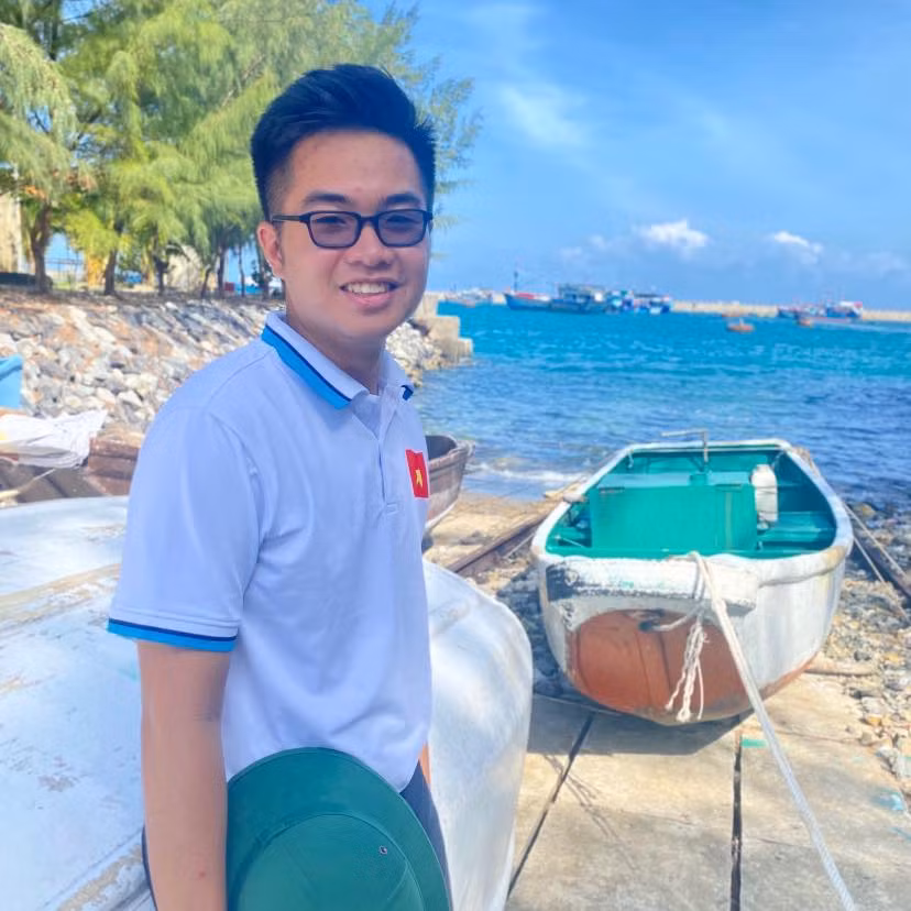 Nam sinh mong muốn sẽ thực hiện được ước mơ trở thành một kiểm soát viên không lưu trong tương lai. Nam sinh mong muốn sẽ thực hiện được ước mơ trở thành một kiểm soát viên không lưu trong tương lai.