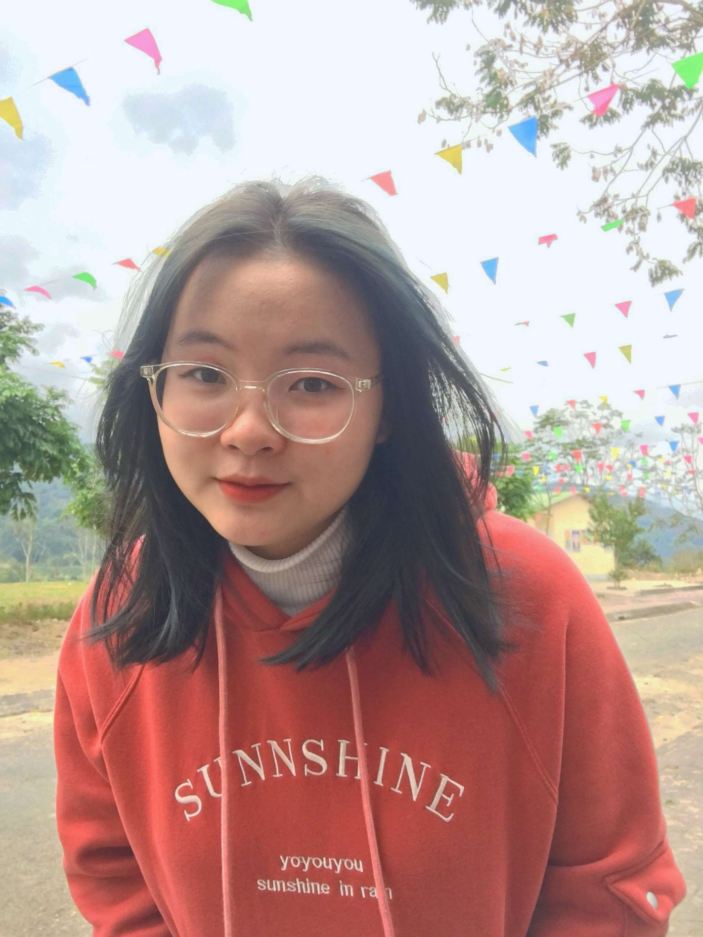 Hoàng Thị Thuý Ngân, 20 tuổi, người dân tộc Giáy, hiện đang là sinh viên trường Đại học Khoa học Xã hội và Nhân văn, ĐHQG HN.