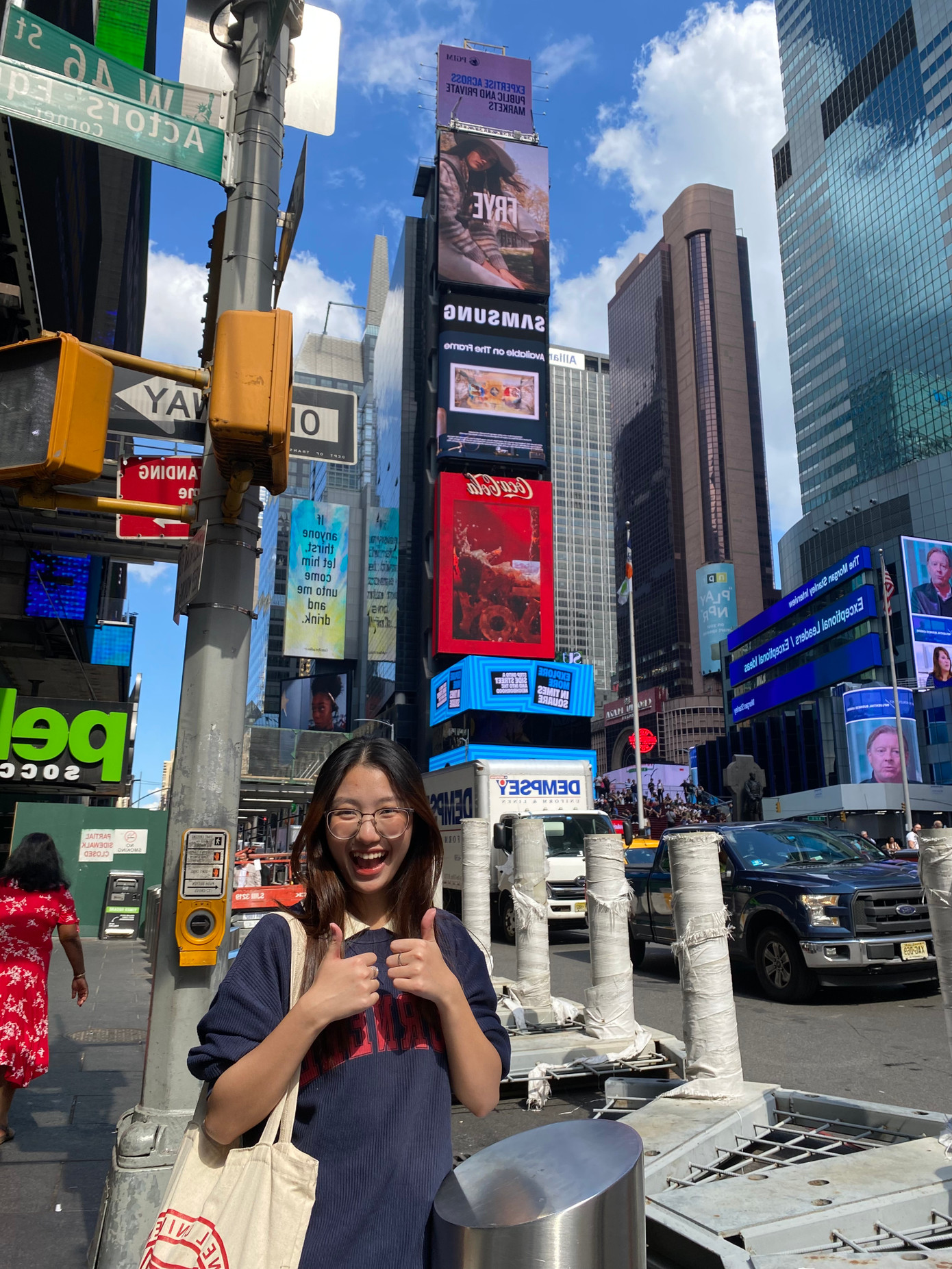 Thu Hà chụp ảnh tại thành phố New York