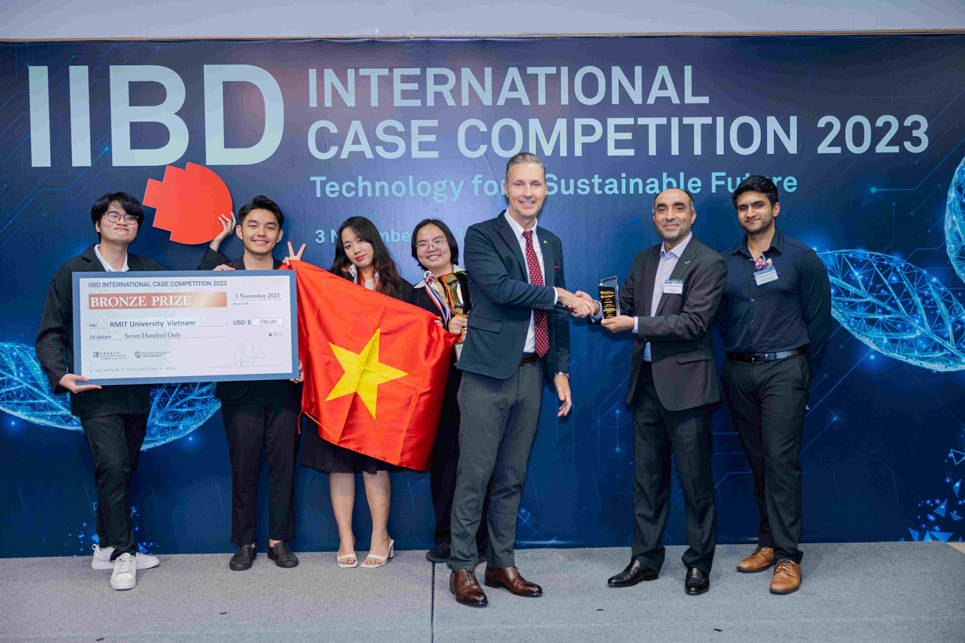 Nhóm đã xuất sắc đoạt giải Đồng chung cuộc. Nhóm đã xuất sắc đoạt giải Đồng chung cuộc.