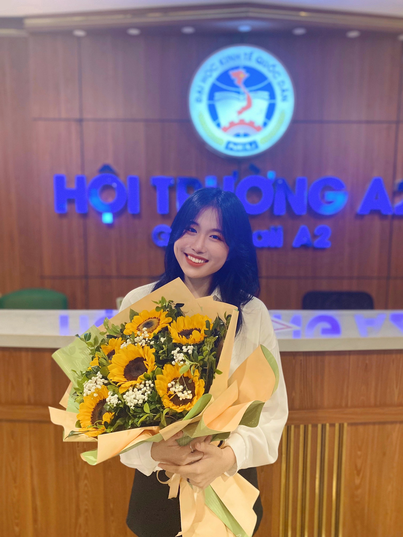 Kim Ngân nhận giấy khen tại Lễ vinh danh Sinh viên tiêu biểu Khoa Quản trị kinh doanh năm học 2020-2021 & Liên hoan văn nghệ khóa 63 – Diphylleia.