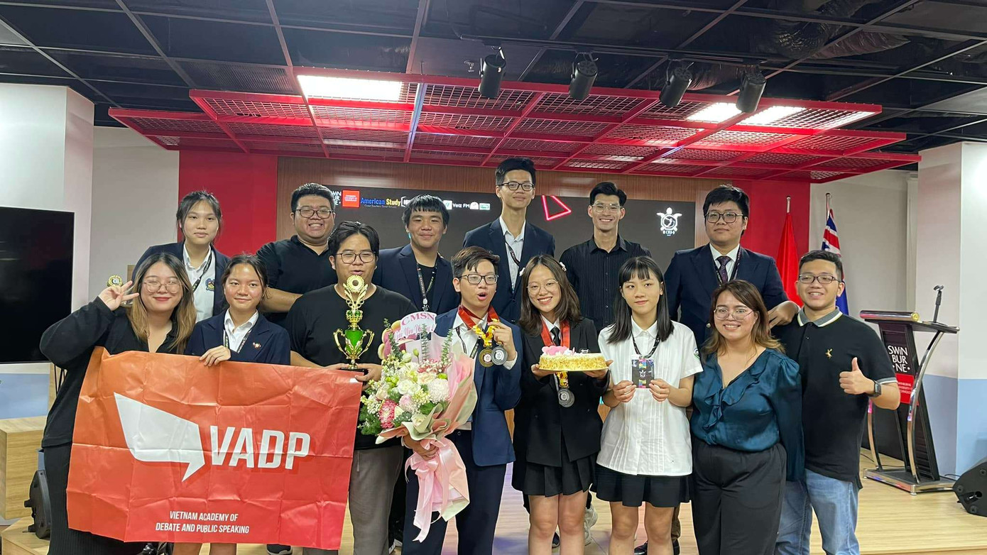 Tranh biện đã giúp Minh Kiên (hàng 2 ngoài cùng bên phải) tìm thấy con người bản thân thực sự muốn trở thành và thay đổi tích cực ở nhiều khía cạnh. Tranh biện đã giúp Minh Kiên (hàng 2 ngoài cùng bên phải) tìm thấy con người bản thân thực sự muốn trở thành và thay đổi tích cực ở nhiều khía cạnh.