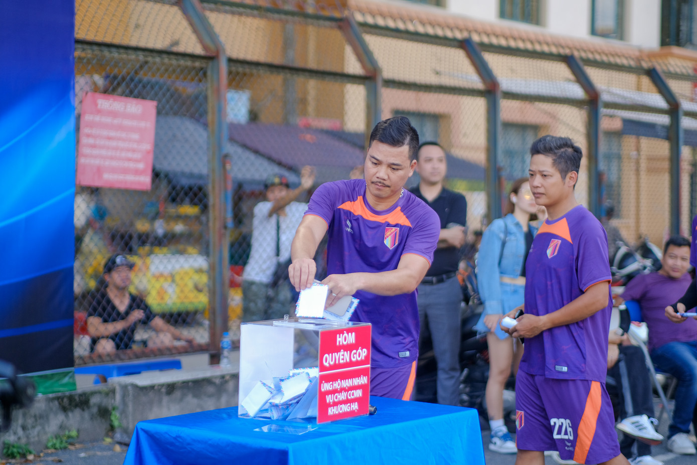 16 triệu đồng là số tiền các cầu thủ hai bên và các mạnh thường quân ủng hộ ngay tại sân bóng. 16 triệu đồng là số tiền các cầu thủ hai bên và các mạnh thường quân ủng hộ ngay tại sân bóng.