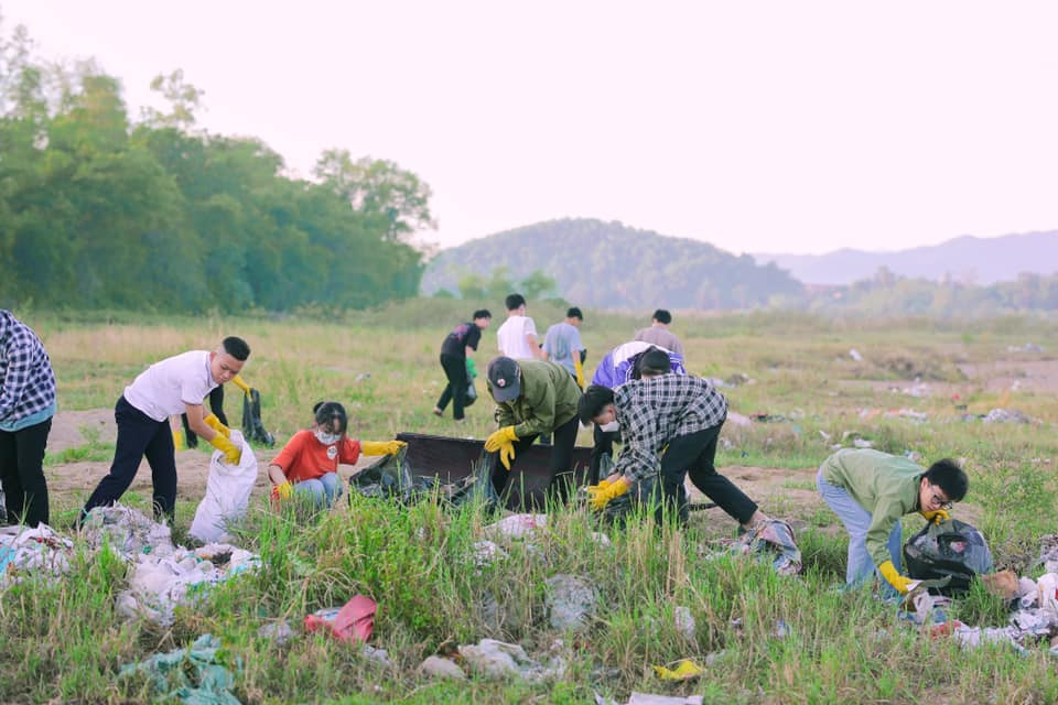 Thành viên câu lạc bộ Chủ nhật không rác thải nhựa đang làm nhiệm vụ.