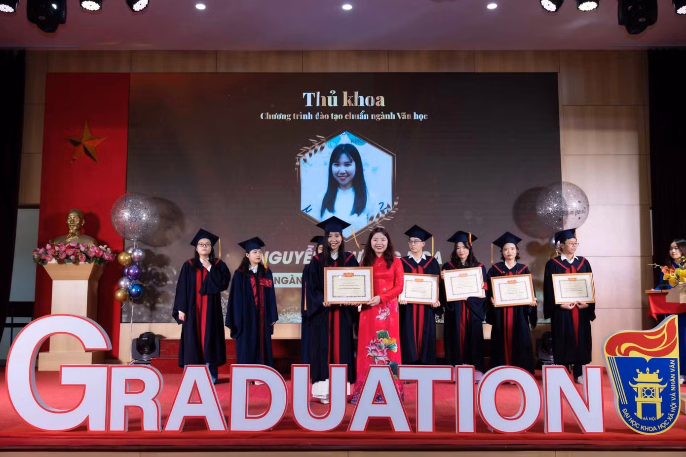 Nguyễn Phương Hoa - tân thủ khoa kép ngành Văn học (VNU-USSH) năm 2023. Nguyễn Phương Hoa - tân thủ khoa kép ngành Văn học (VNU-USSH) năm 2023.
