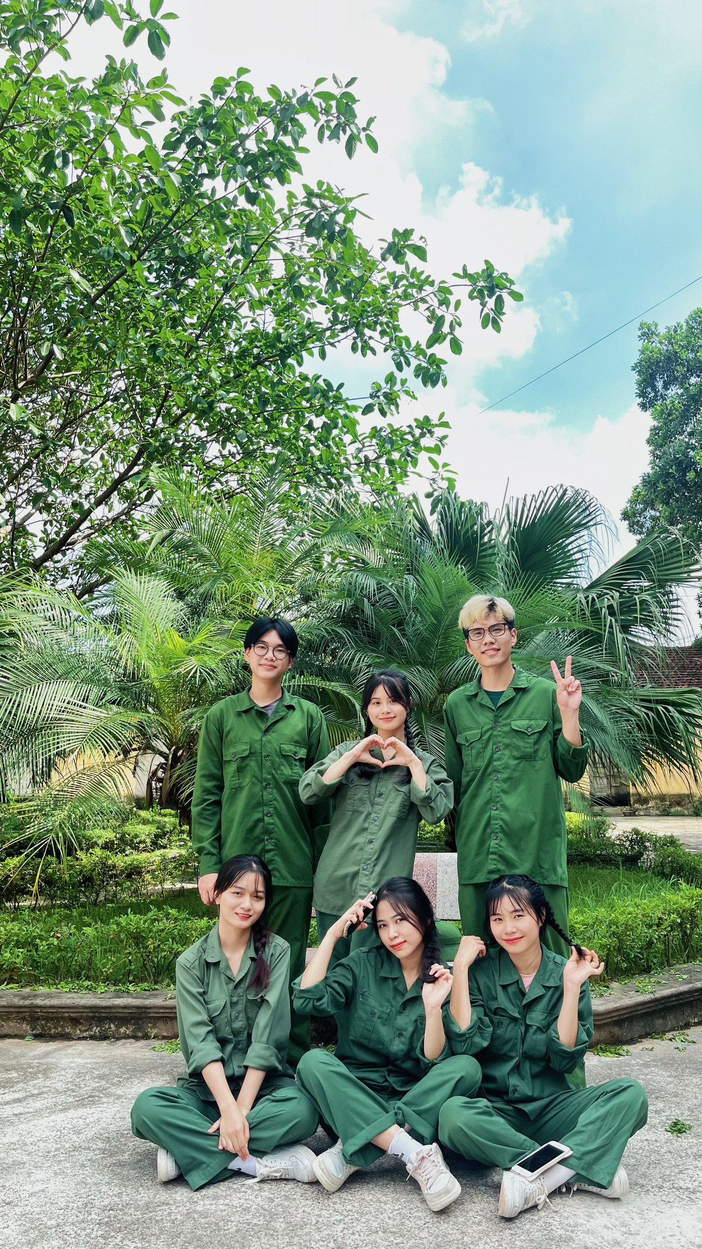 Quốc Khánh cùng các bạn sinh viên tham gia kỳ học quân sự.