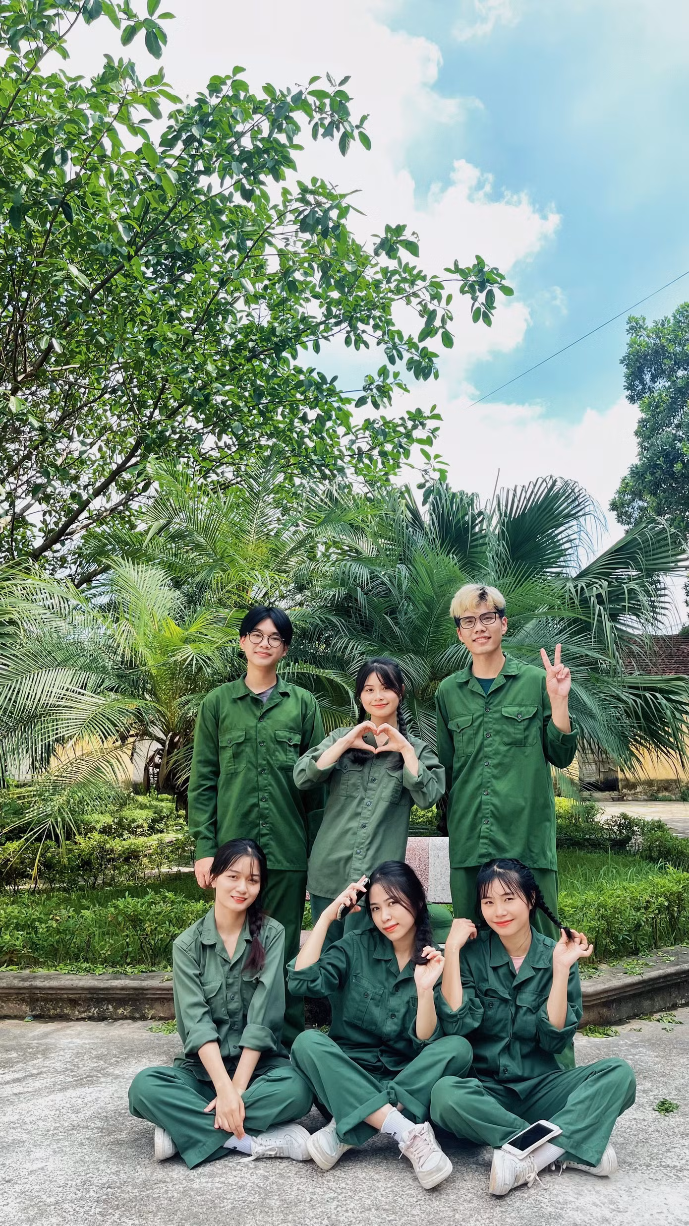 Quốc Khánh cùng các bạn sinh viên tham gia kỳ học quân sự.