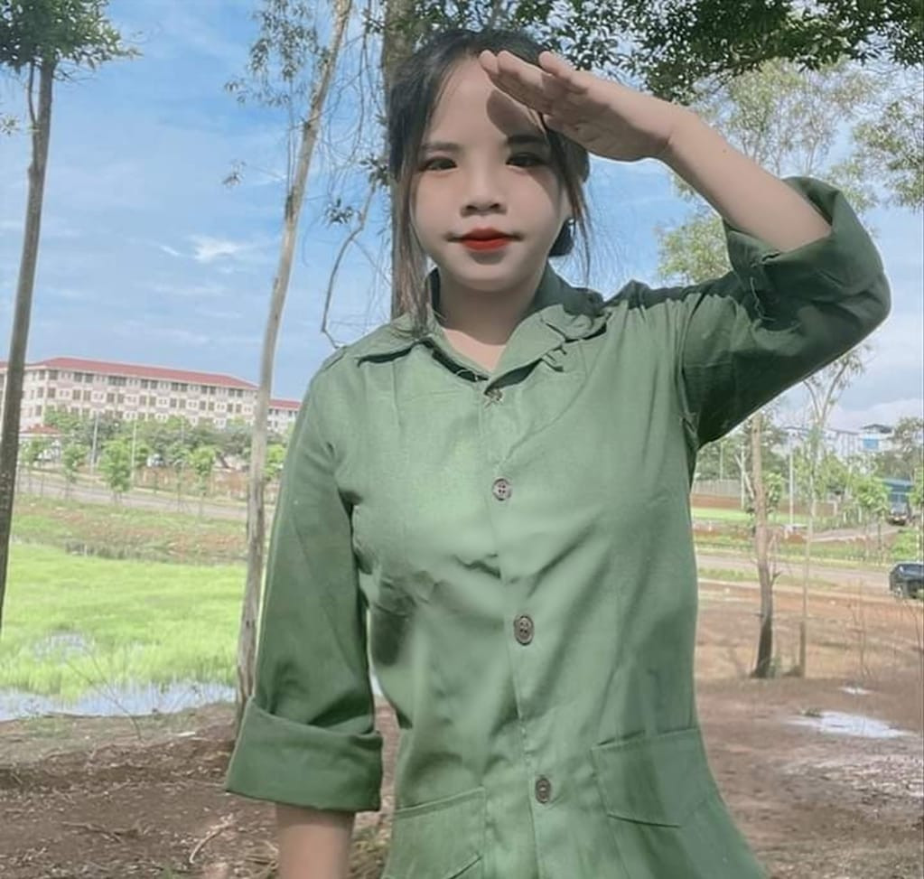 Cô nàng luôn quan điểm rằng: "Tuổi trẻ dám nghĩ, dám làm và hãy biến thanh xuân của bạn trở nên rực rỡ". Cô nàng luôn quan điểm rằng: "Tuổi trẻ dám nghĩ, dám làm và hãy biến thanh xuân của bạn trở nên rực rỡ".