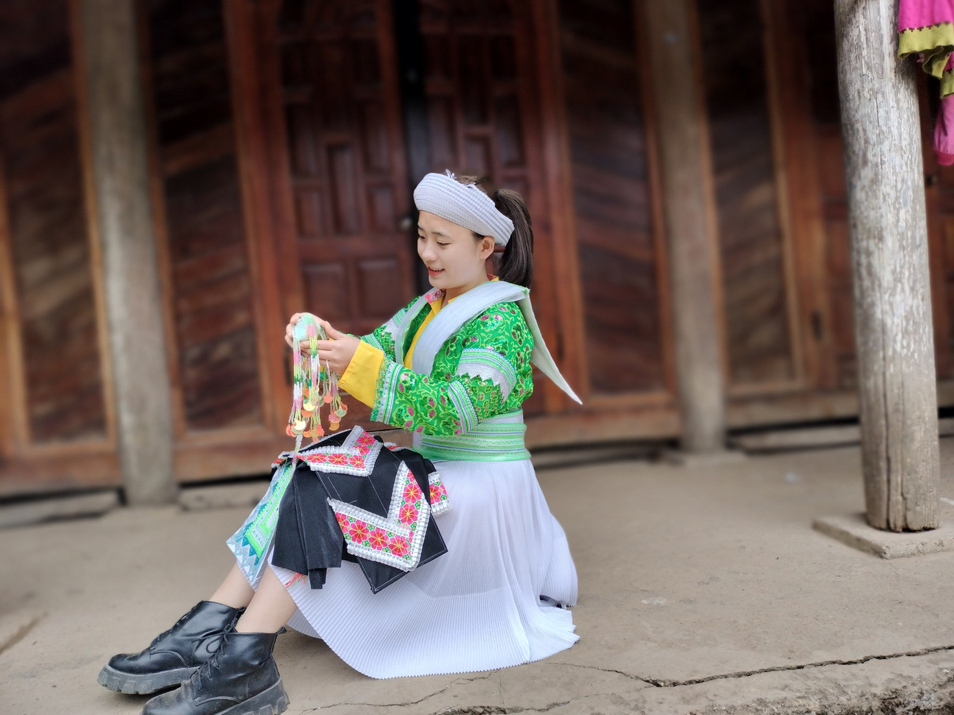 Vào dịp Tết, phụ nữ người Mông ở Thái Nguyên vẫn giữ phong tục tự may, trang trí những bộ váy áo truyền thống. Vào dịp Tết, phụ nữ người Mông ở Thái Nguyên vẫn giữ phong tục tự may, trang trí những bộ váy áo truyền thống.