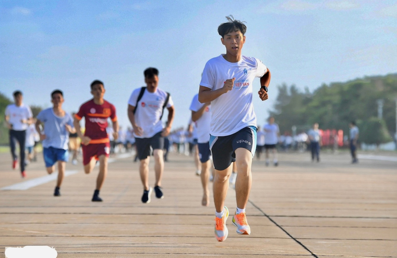 Tham gia giải chạy “Vì Trường Sa thân yêu”.