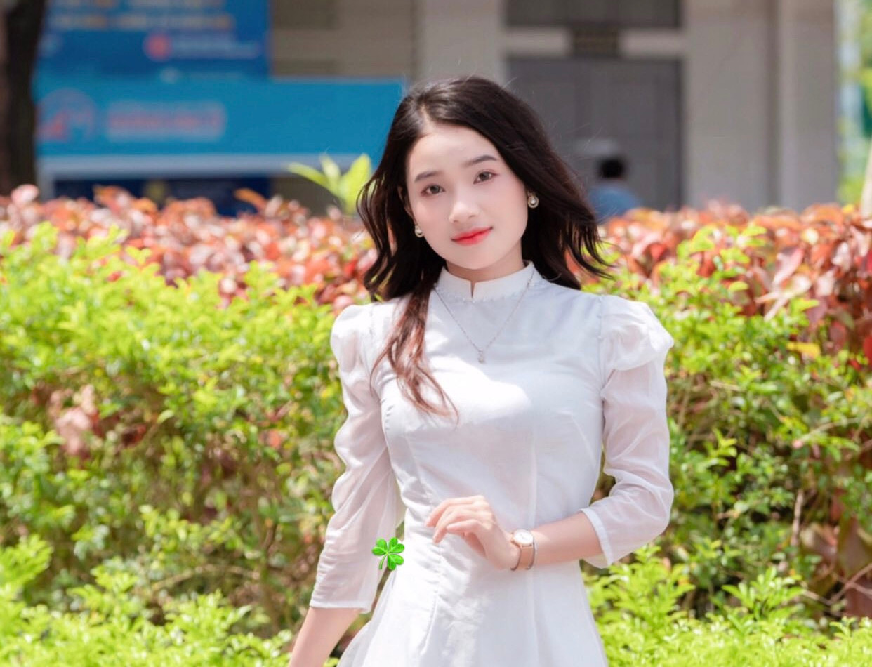 Bùi Tú Anh tân cử nhân ngành Sư phạm Tiểu học, Trường Đại học Vinh. Bùi Tú Anh tân cử nhân ngành Sư phạm Tiểu học, Trường Đại học Vinh.