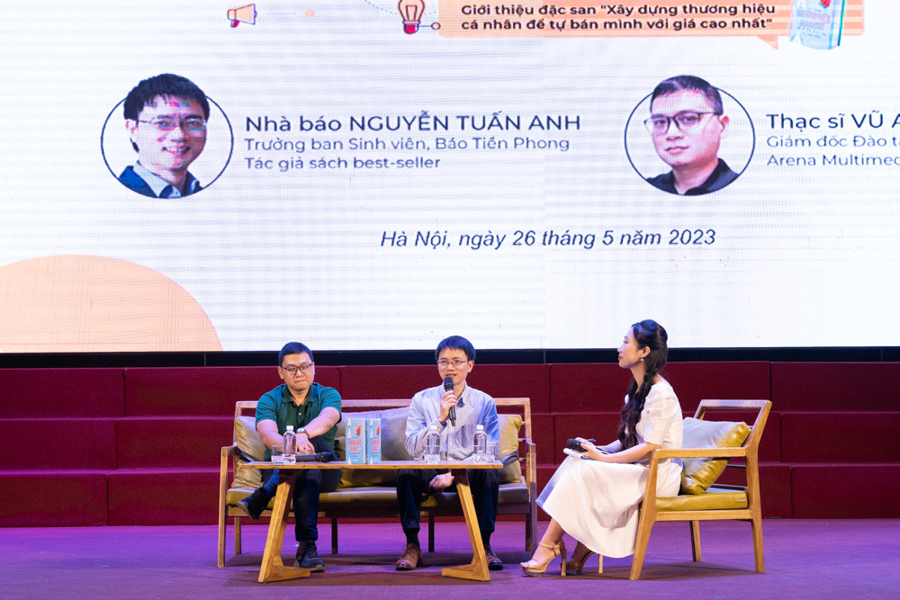 Nhà báo Nguyễn Tuấn Anh (ở giữa) trả lời câu hỏi của các bạn sinh viên.