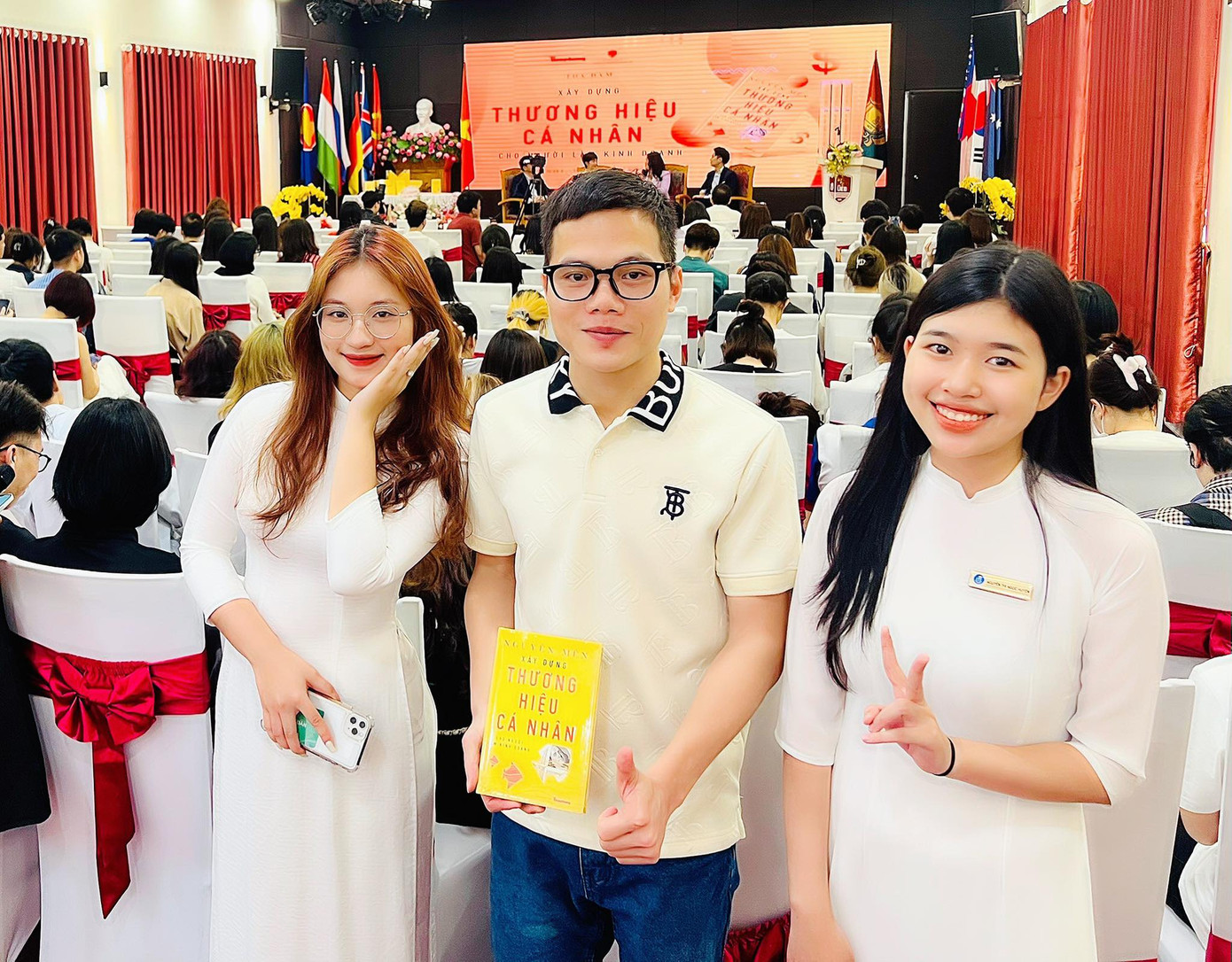 Các bạn trẻ hào hứng với cuốn sách mới. Các bạn trẻ hào hứng với cuốn sách mới.