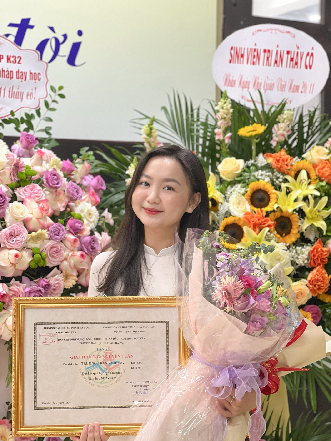 Trang Nhung đạt giải Nguyễn Tuân dành cho sinh viên có kết quả học tập cao nhất năm học 2022 - 2023.