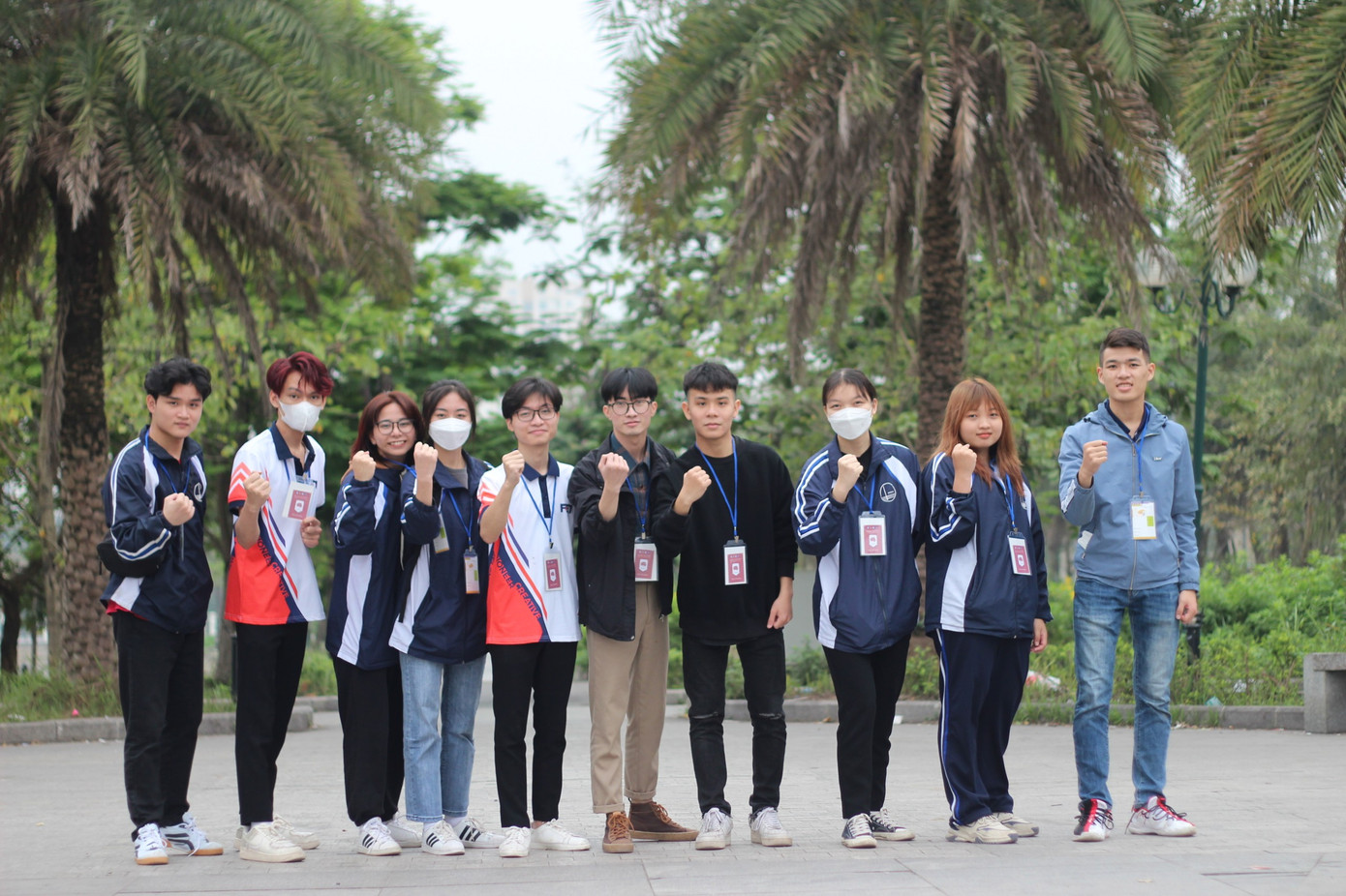 Đình Minh (thứ 5 từ phải qua) trong Ban Tổ chức cuộc thi Lớp tôi là số 1.