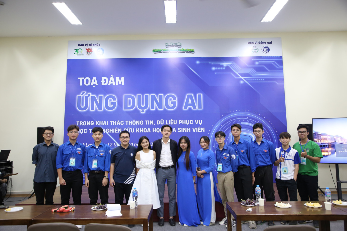 Đình Minh (thứ 5 từ bên phải qua) trong Ban Tổ chức tọa đàm Ứng dụng Trí tuệ nhân tạo cho sinh viên VNU.