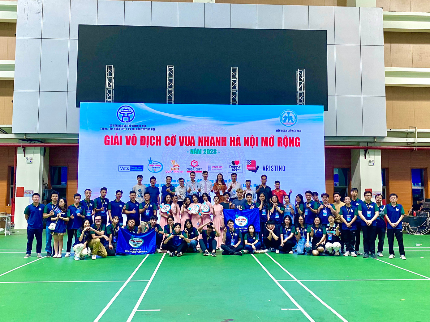 Thùy Trang là trọng tài và lễ tân tại giải Cờ vua với hơn 2000 vận động viên. Thùy Trang là trọng tài và lễ tân tại giải Cờ vua với hơn 2000 vận động viên.