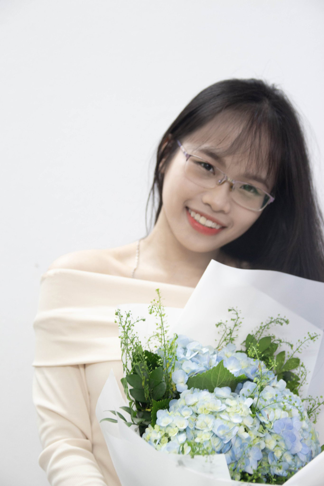 Thùy Linh đạt bằng Giỏi trong kỳ tốt nghiệp tháng 4 vừa qua, sau 3,5 năm tại Trường Đại học Ngoại thương. Thùy Linh đạt bằng Giỏi trong kỳ tốt nghiệp tháng 4 vừa qua, sau 3,5 năm tại Trường Đại học Ngoại thương.