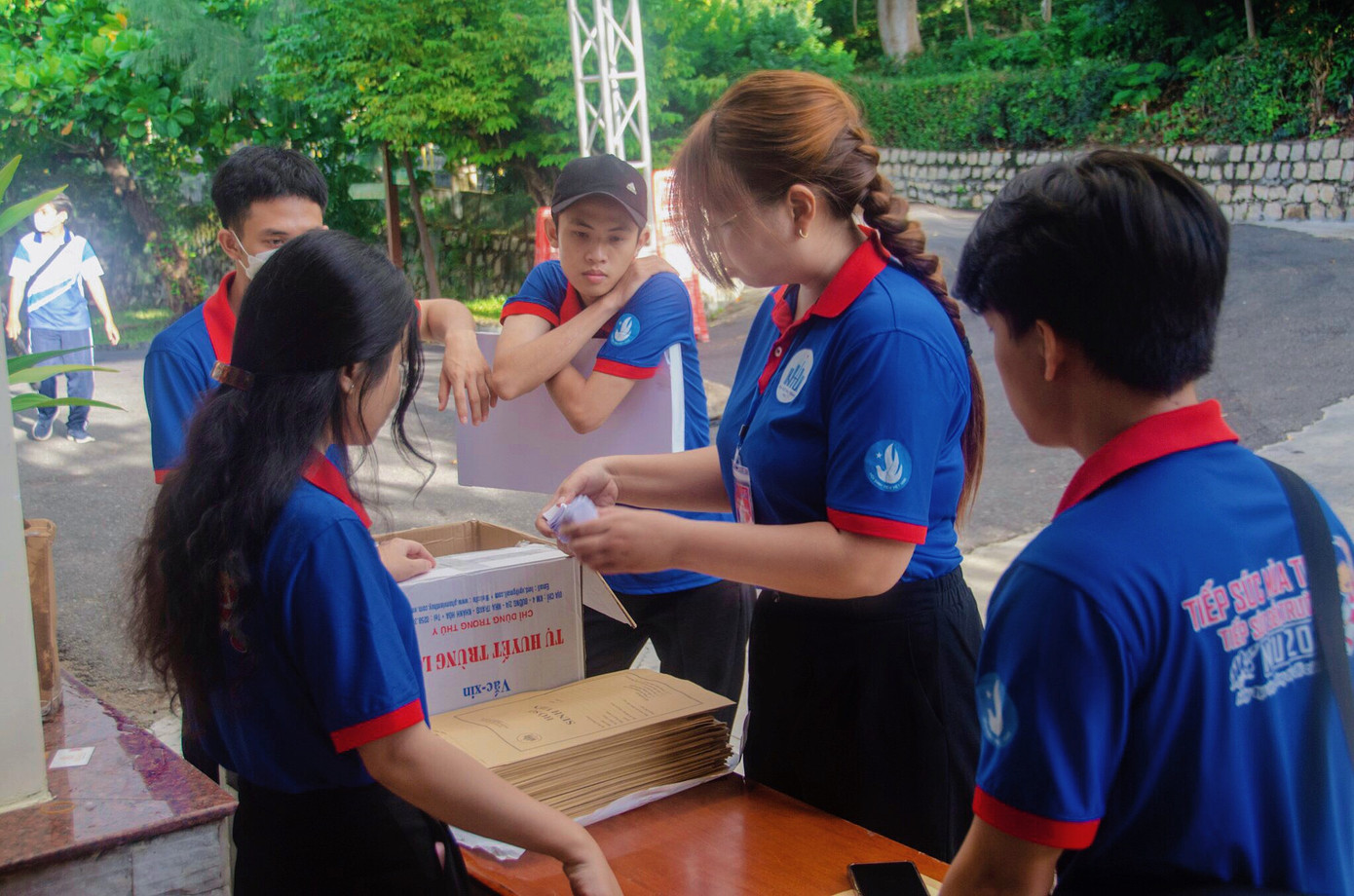 Bích Phượng cùng các tình nguyện viên tham gia hoạt động "Tiếp sức đến trường". Bích Phượng cùng các tình nguyện viên tham gia hoạt động "Tiếp sức đến trường".