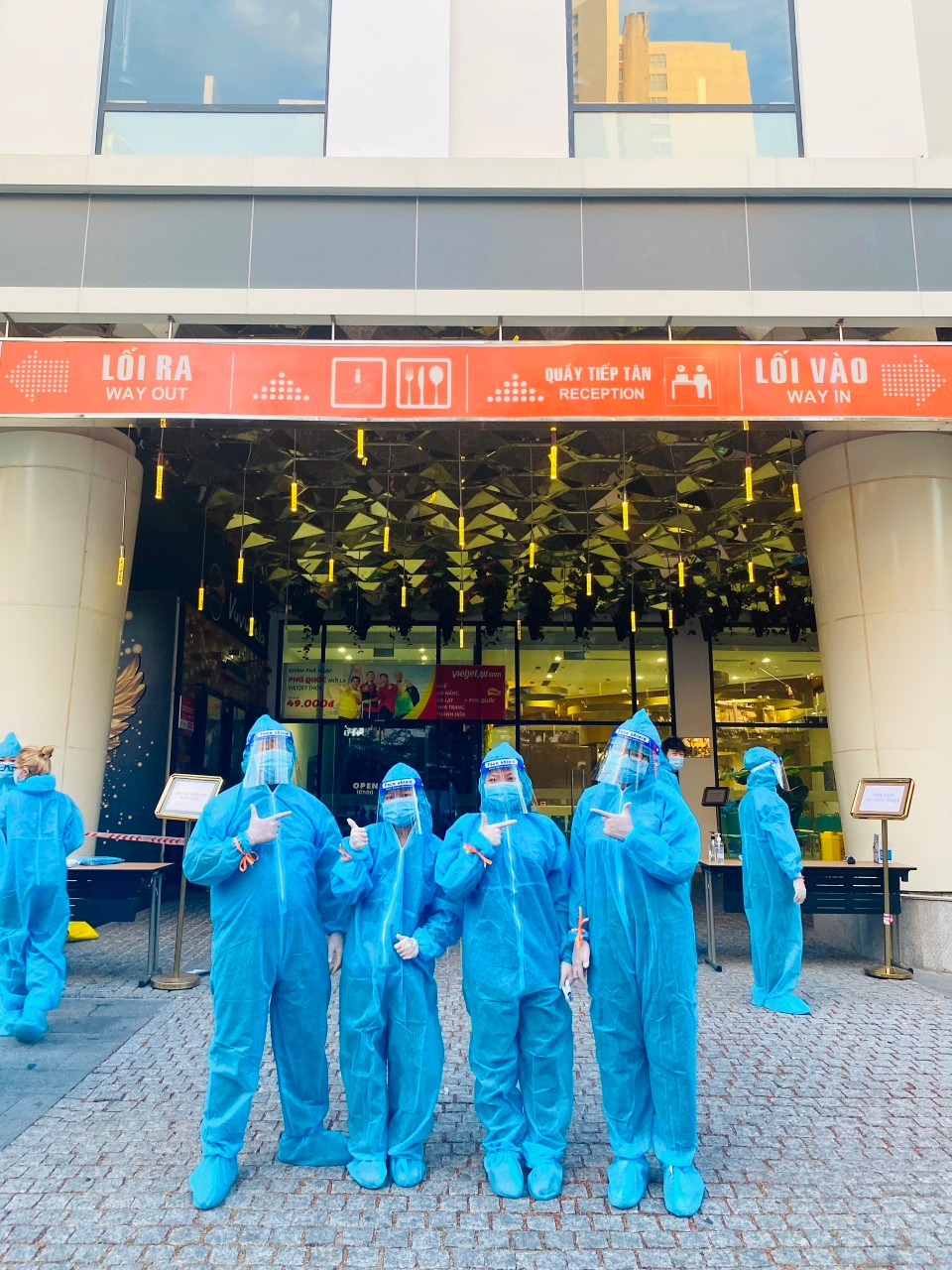 Bích Phượng (ngoài cùng bên phải) tham gia hoạt động đưa 1000 sinh viên từ tâm dịch COVID - 19 trở về quê nhà trong mùa dịch cao điểm. Bích Phượng (ngoài cùng bên phải) tham gia hoạt động đưa 1000 sinh viên từ tâm dịch COVID - 19 trở về quê nhà trong mùa dịch cao điểm.