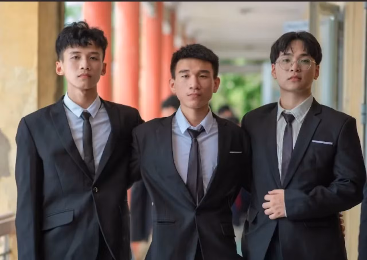 Mạnh Hùng (ở giữa) cùng hai bạn trong lớp 12A5.