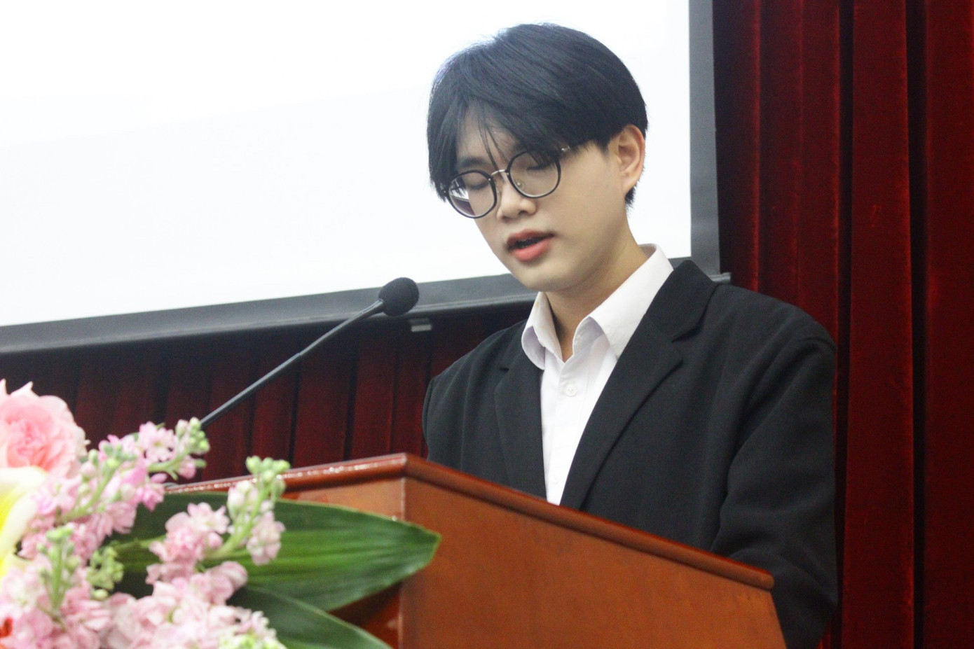 Quốc Khánh phát biểu đại hội Liên chi Hội khoa Lịch sử.