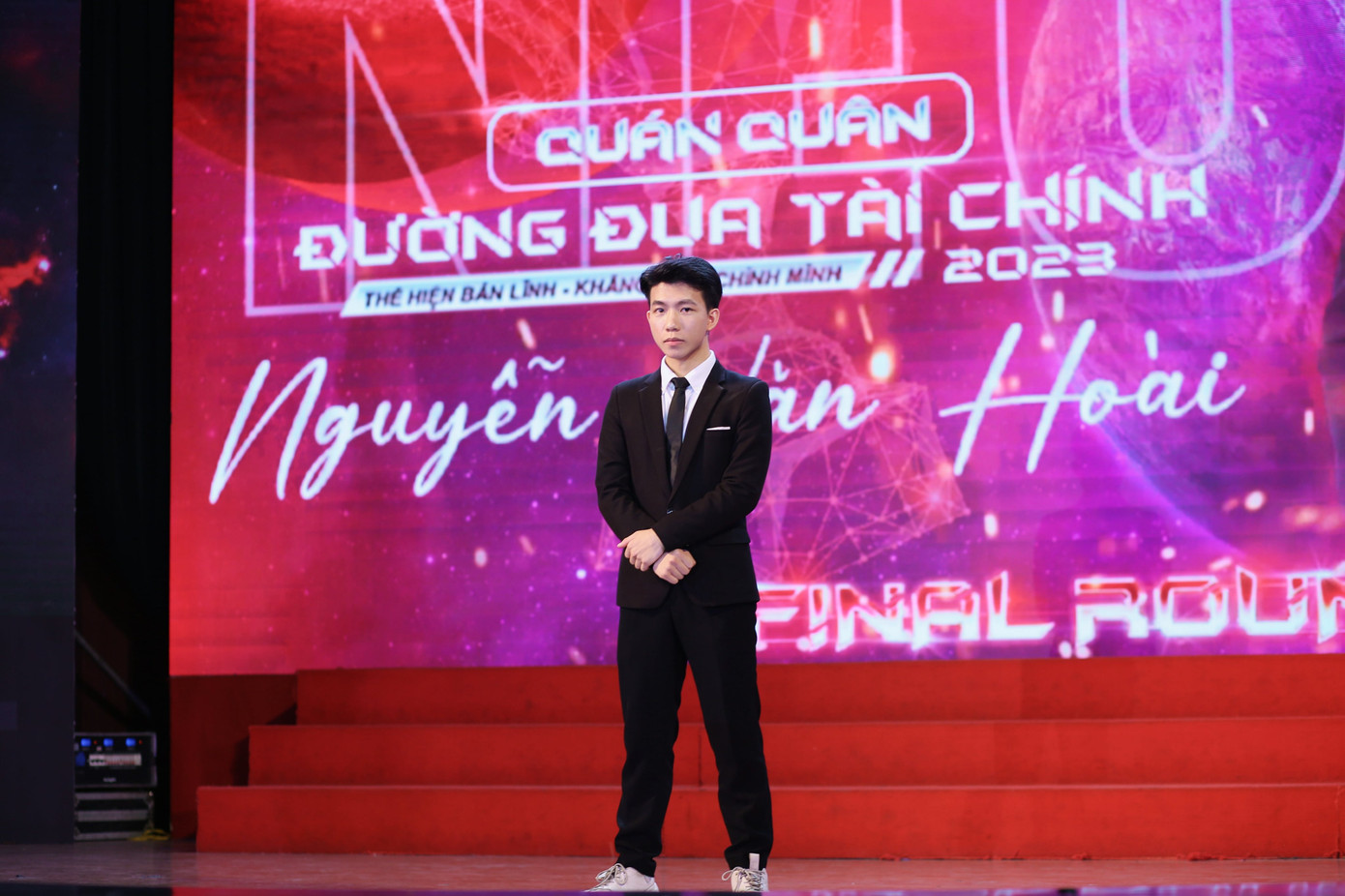 Hoài nhận thức rằng thời gian của tuổi sinh viên là thời gian vàng để học tập nghiên cứu và trải nghiệm các cuộc thi học thuật đầy thách thức Hoài nhận thức rằng thời gian của tuổi sinh viên là thời gian vàng để học tập nghiên cứu và trải nghiệm các cuộc thi học thuật đầy thách thức