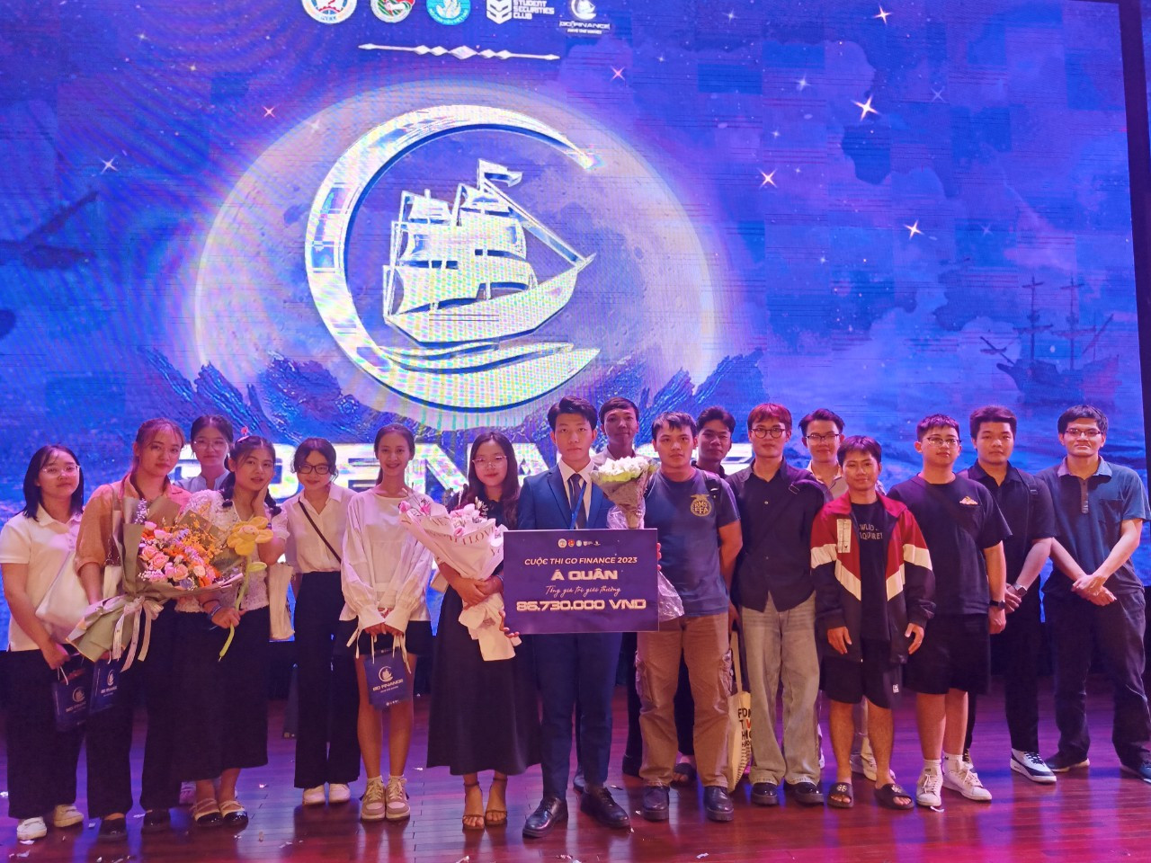 Hoài nhận Á quân Go Finance cùng các bạn. Hoài nhận Á quân Go Finance cùng các bạn.