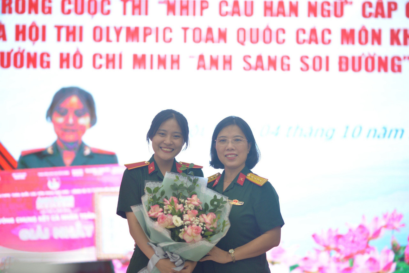 Trang trong buổi Vinh danh cá nhân đạt thành tích xuất sắc tại Học viện. Trang trong buổi Vinh danh cá nhân đạt thành tích xuất sắc tại Học viện.