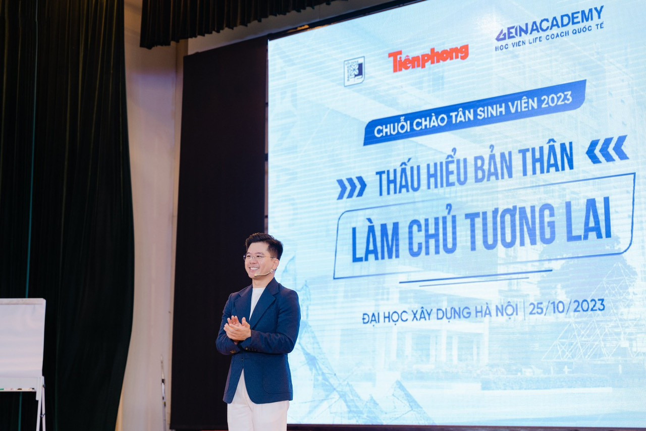 Anh Lang Công Đạt trên sân khấu chia sẻ về chủ đề “Thấu hiểu bản thân – Làm chủ tương lai” thông qua chính câu chuyện của bản thân: Từ một chàng trai dân tộc Thái trở thành sinh viên Trường Đại học Xây dựng Hà Nội. Anh Lang Công Đạt trên sân khấu chia sẻ về chủ đề “Thấu hiểu bản thân – Làm chủ tương lai” thông qua chính câu chuyện của bản thân: Từ một chàng trai dân tộc Thái trở thành sinh viên Trường Đại học Xây dựng Hà Nội.