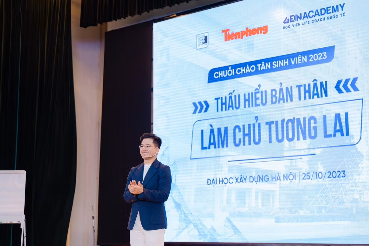 Anh Lang Công Đạt trên sân khấu chia sẻ về chủ đề “Thấu hiểu bản thân – Làm chủ tương lai” thông qua chính câu chuyện của bản thân: Từ một chàng trai dân tộc Thái trở thành sinh viên Trường Đại học Xây dựng Hà Nội. Anh Lang Công Đạt trên sân khấu chia sẻ về chủ đề “Thấu hiểu bản thân – Làm chủ tương lai” thông qua chính câu chuyện của bản thân: Từ một chàng trai dân tộc Thái trở thành sinh viên Trường Đại học Xây dựng Hà Nội.
